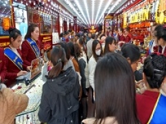 Thời điểm 14h30: Tình trạng khách dồn dập chen chúc mua vàng tại Kim Tín